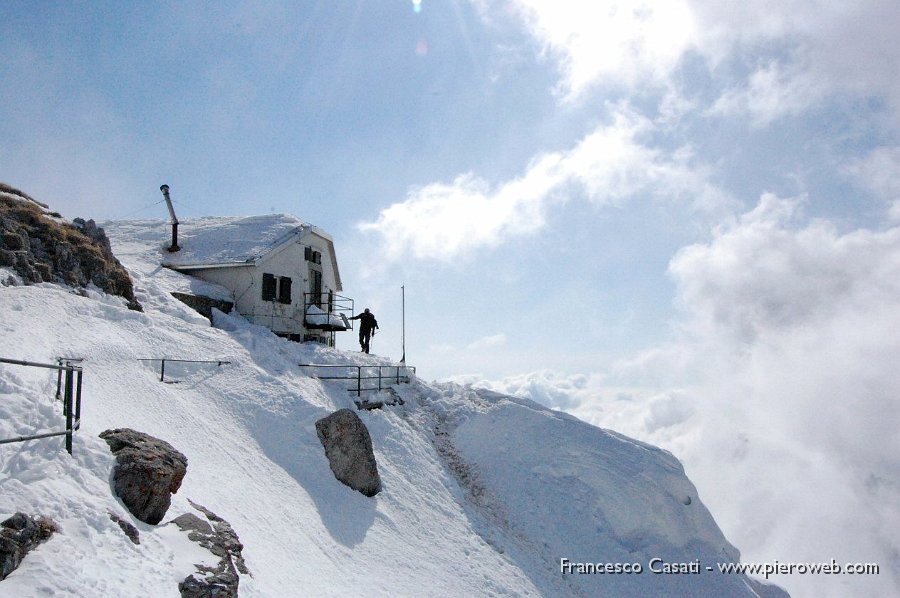 10 Una pausa al rifugio.JPG